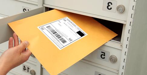 美国邮政总局连接本地邮件信封正从群集单元盒中拉出.